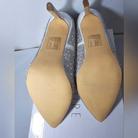 Beautiful Wedding Shoe – Size 9 Crystal Studded Pointed-Toe Pumps - Picture 3 of 7